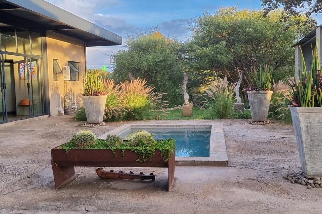 Hackberry House Black Thorn Cottage, Off Grid Khemsbok Eksteriør billede